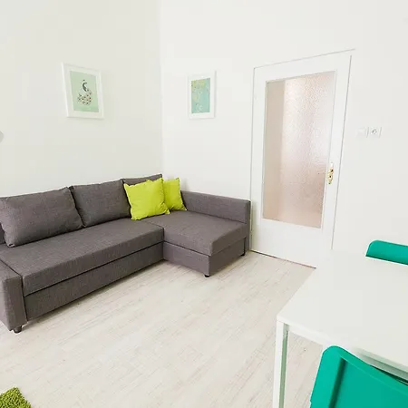 Pleasant Ernesto Apartment